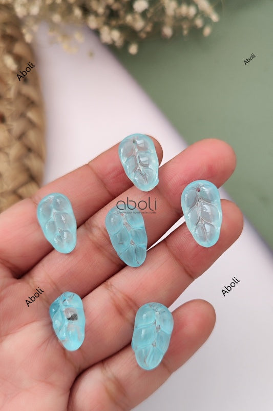 Leaf shaped glass beads FGBA8