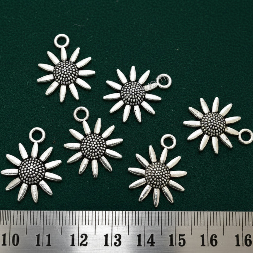 Silver daisy flower charm floral charms CHMS67 5 charms